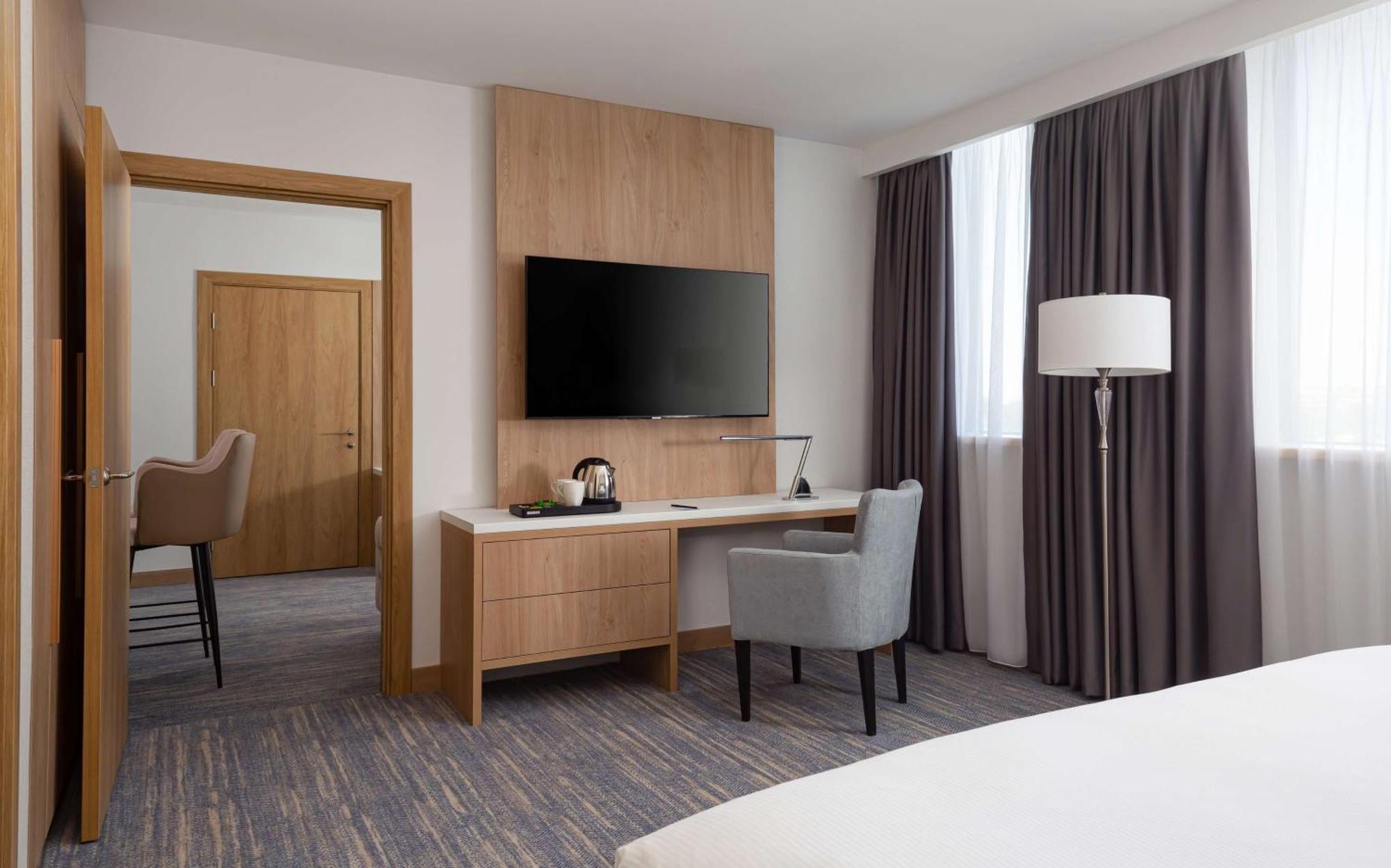 Hotel Doubletree By Hilton Shymkent Esterno foto