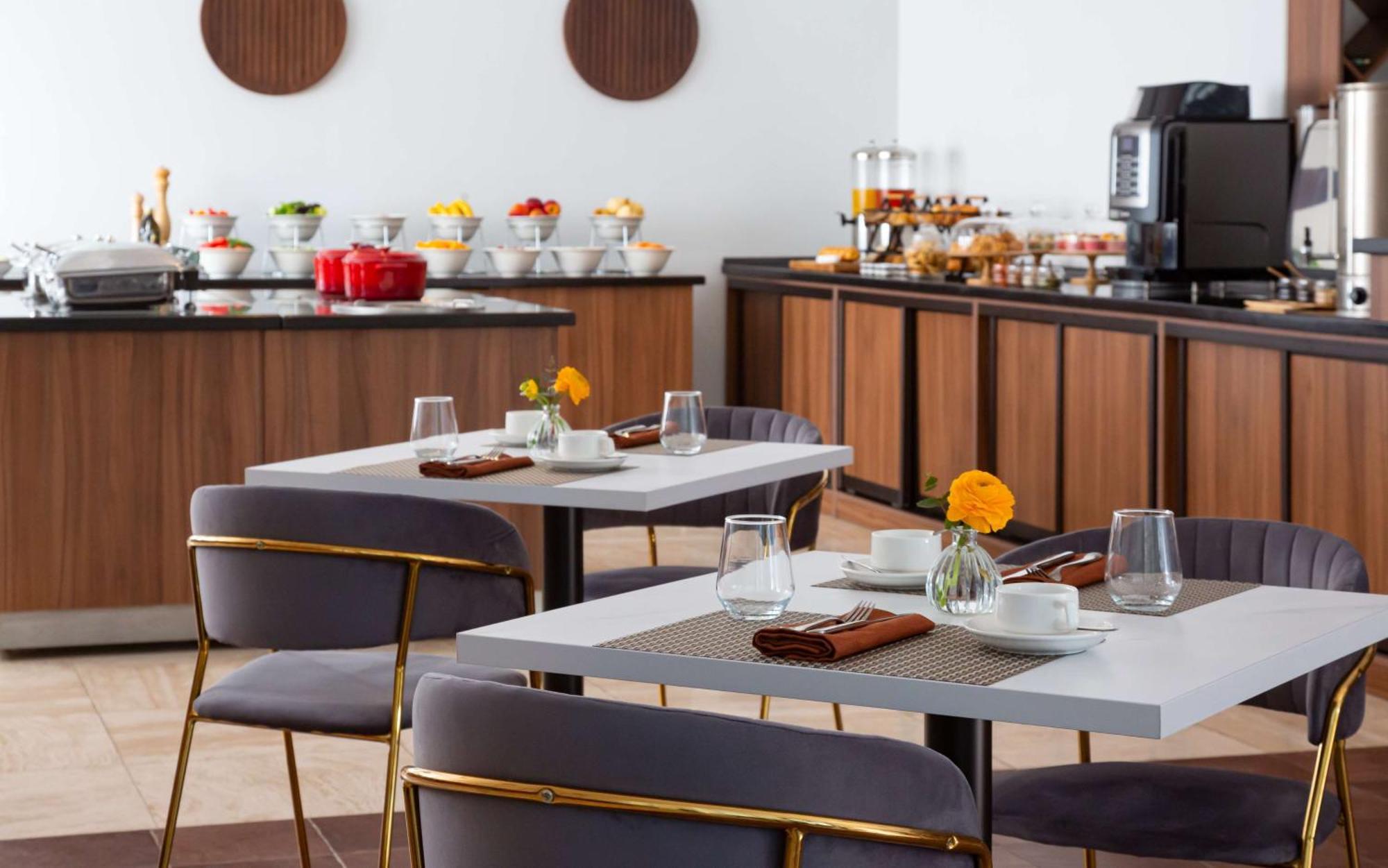 Hotel Doubletree By Hilton Shymkent Esterno foto