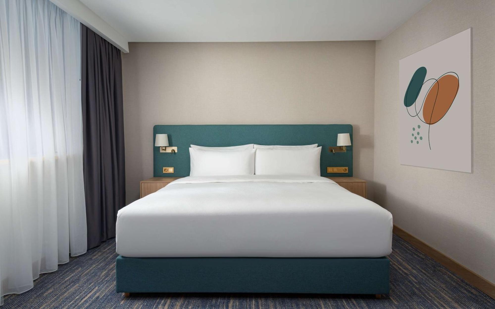 Hotel Doubletree By Hilton Shymkent Esterno foto
