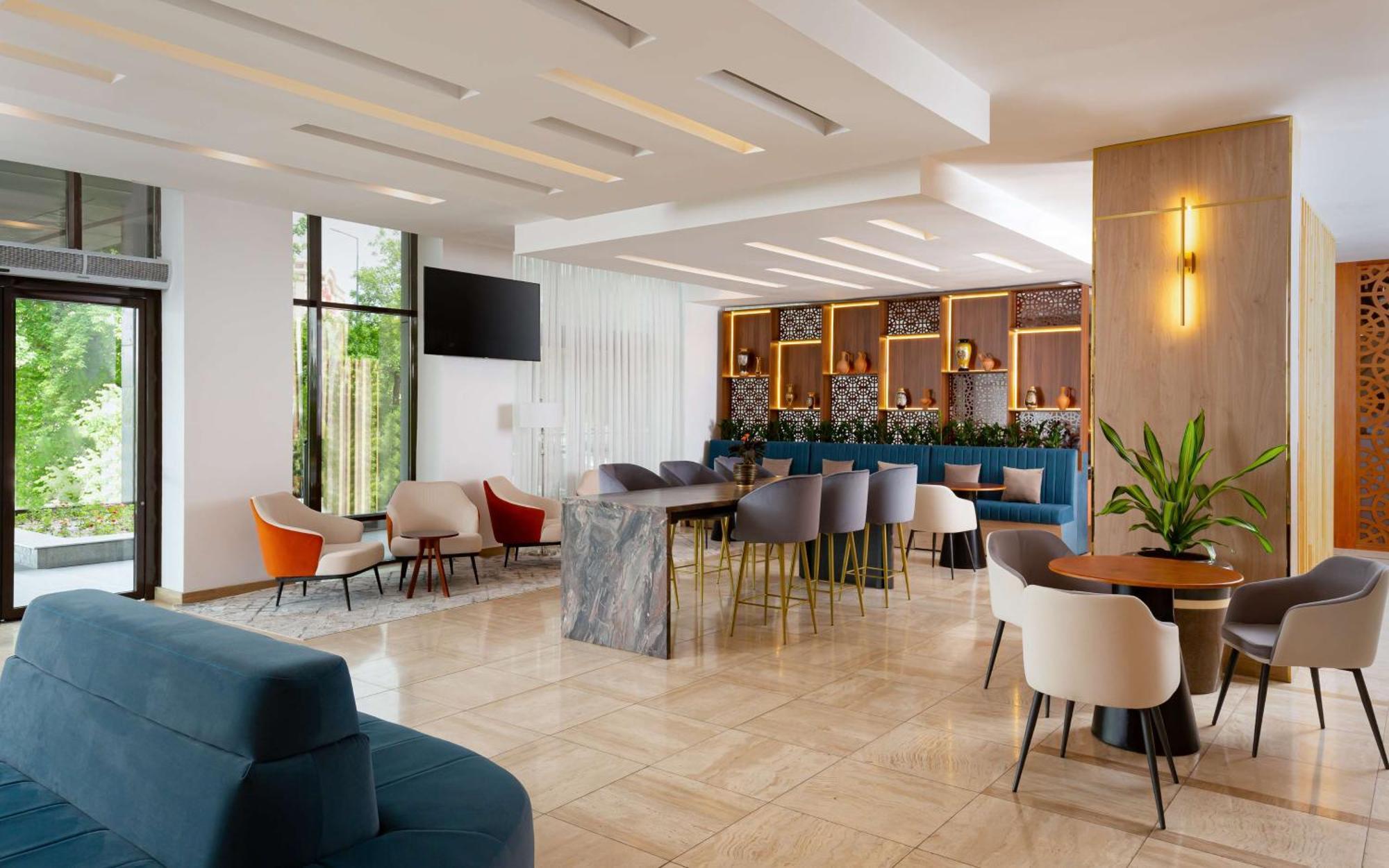 Hotel Doubletree By Hilton Shymkent Esterno foto