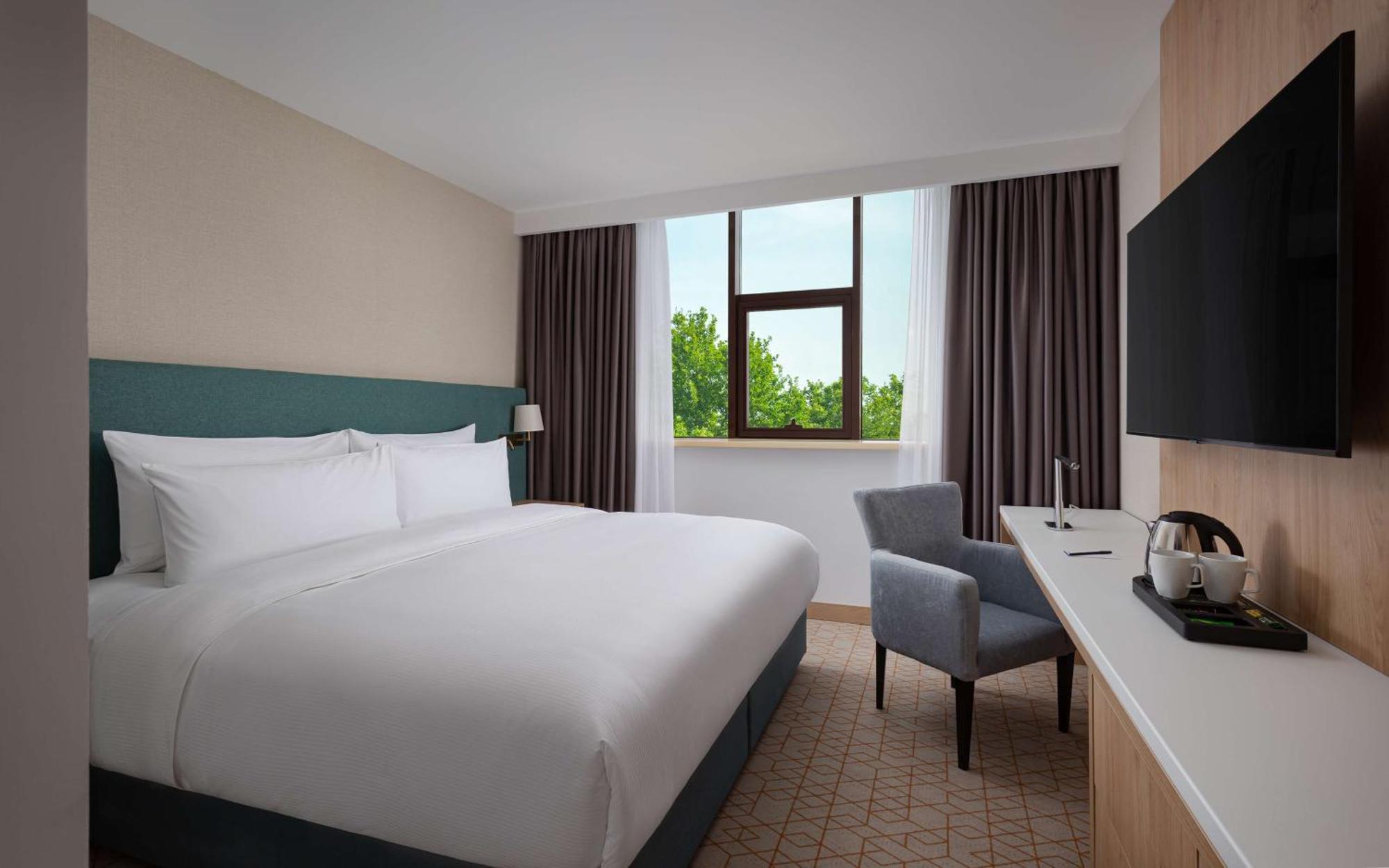 Hotel Doubletree By Hilton Shymkent Esterno foto