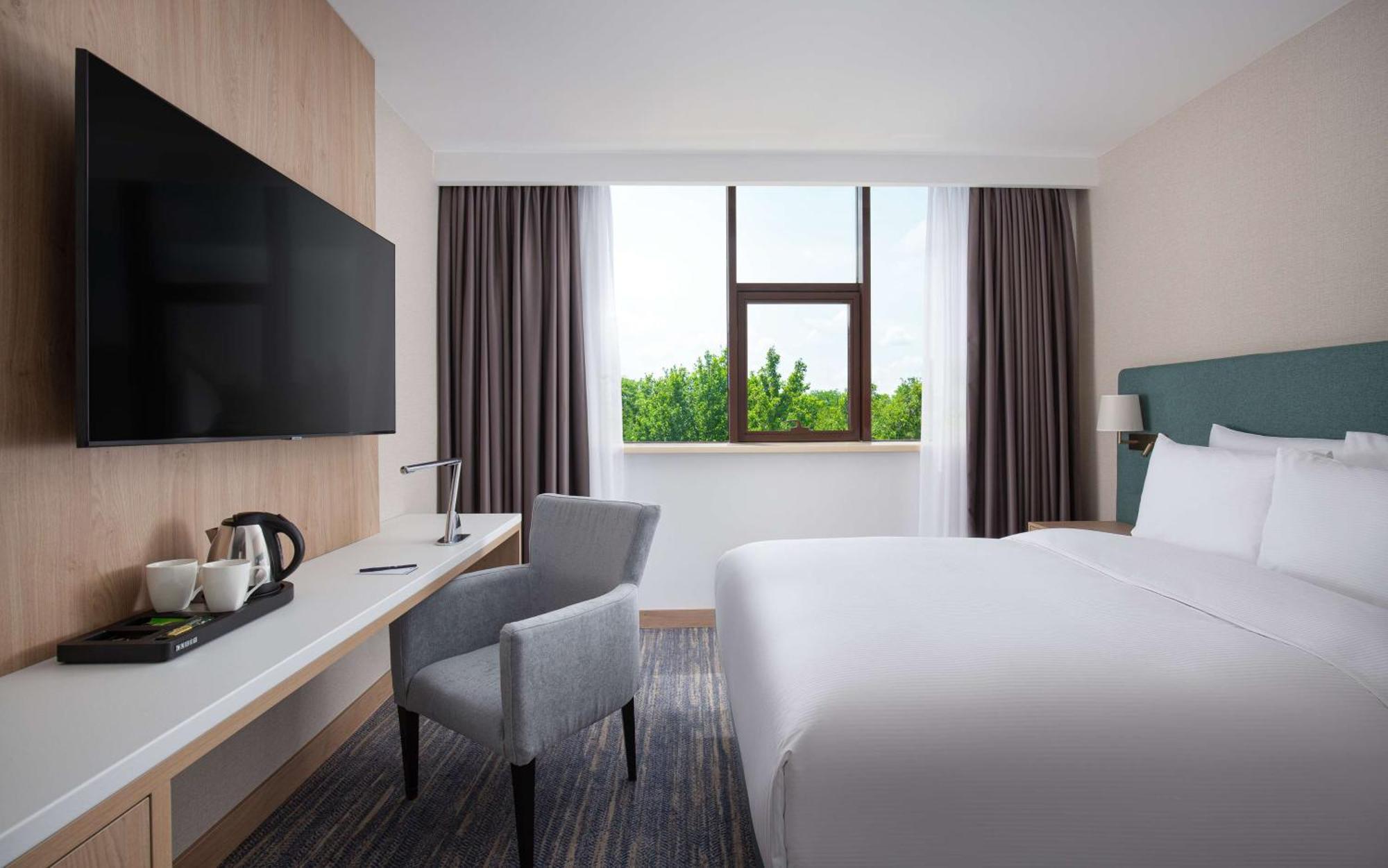 Hotel Doubletree By Hilton Shymkent Esterno foto