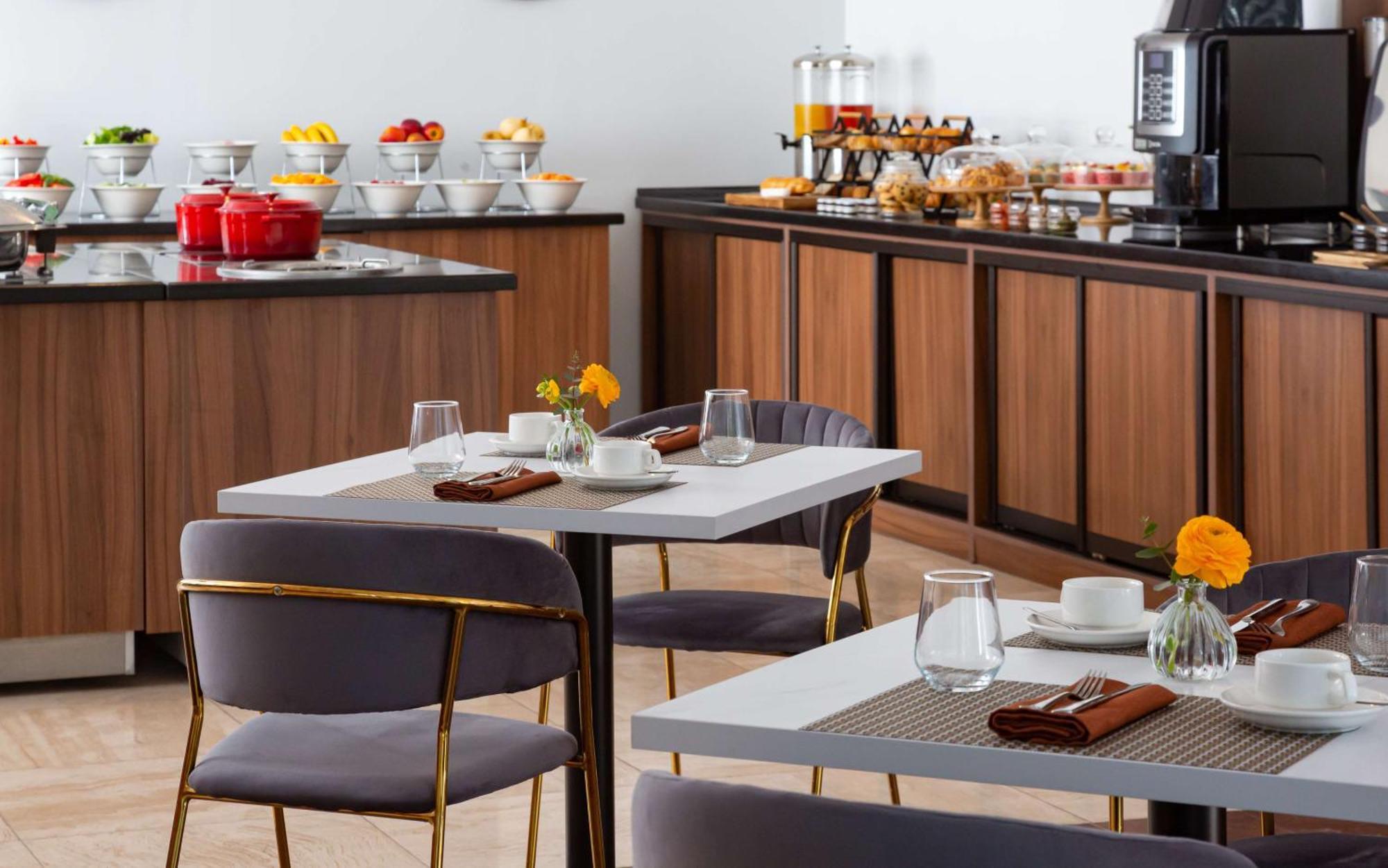 Hotel Doubletree By Hilton Shymkent Esterno foto