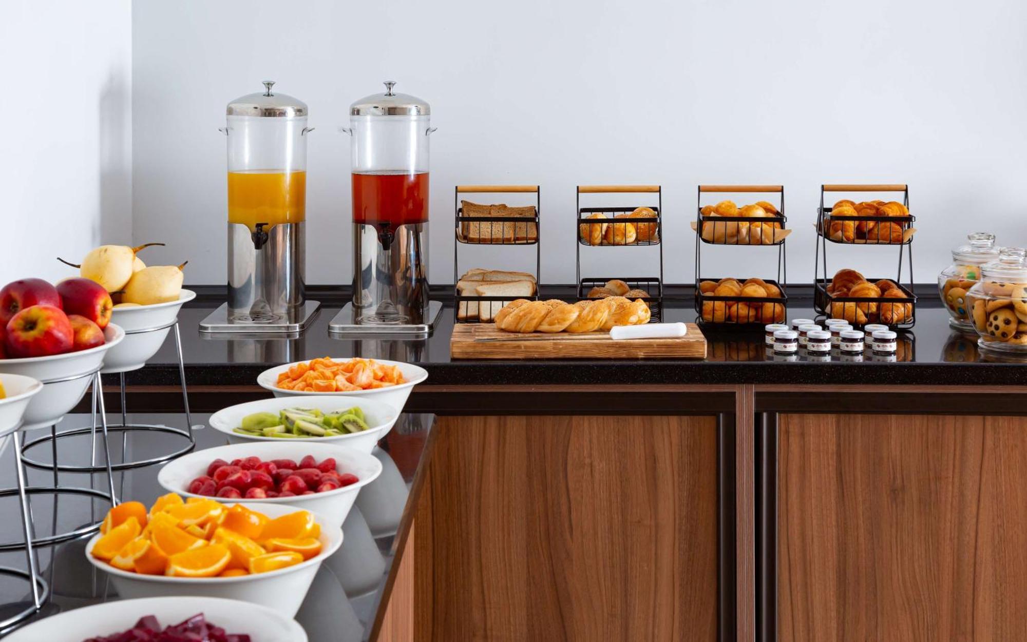 Hotel Doubletree By Hilton Shymkent Esterno foto
