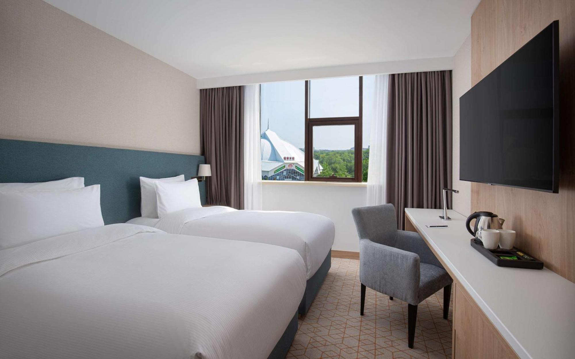 Hotel Doubletree By Hilton Shymkent Esterno foto