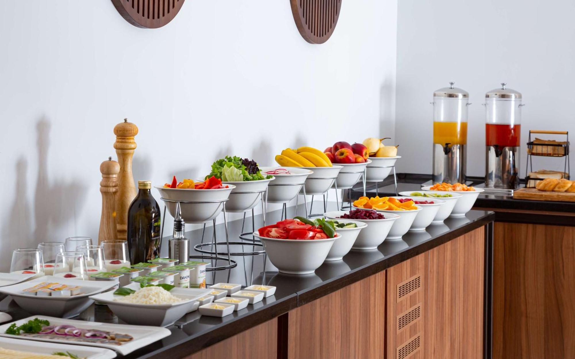 Hotel Doubletree By Hilton Shymkent Esterno foto