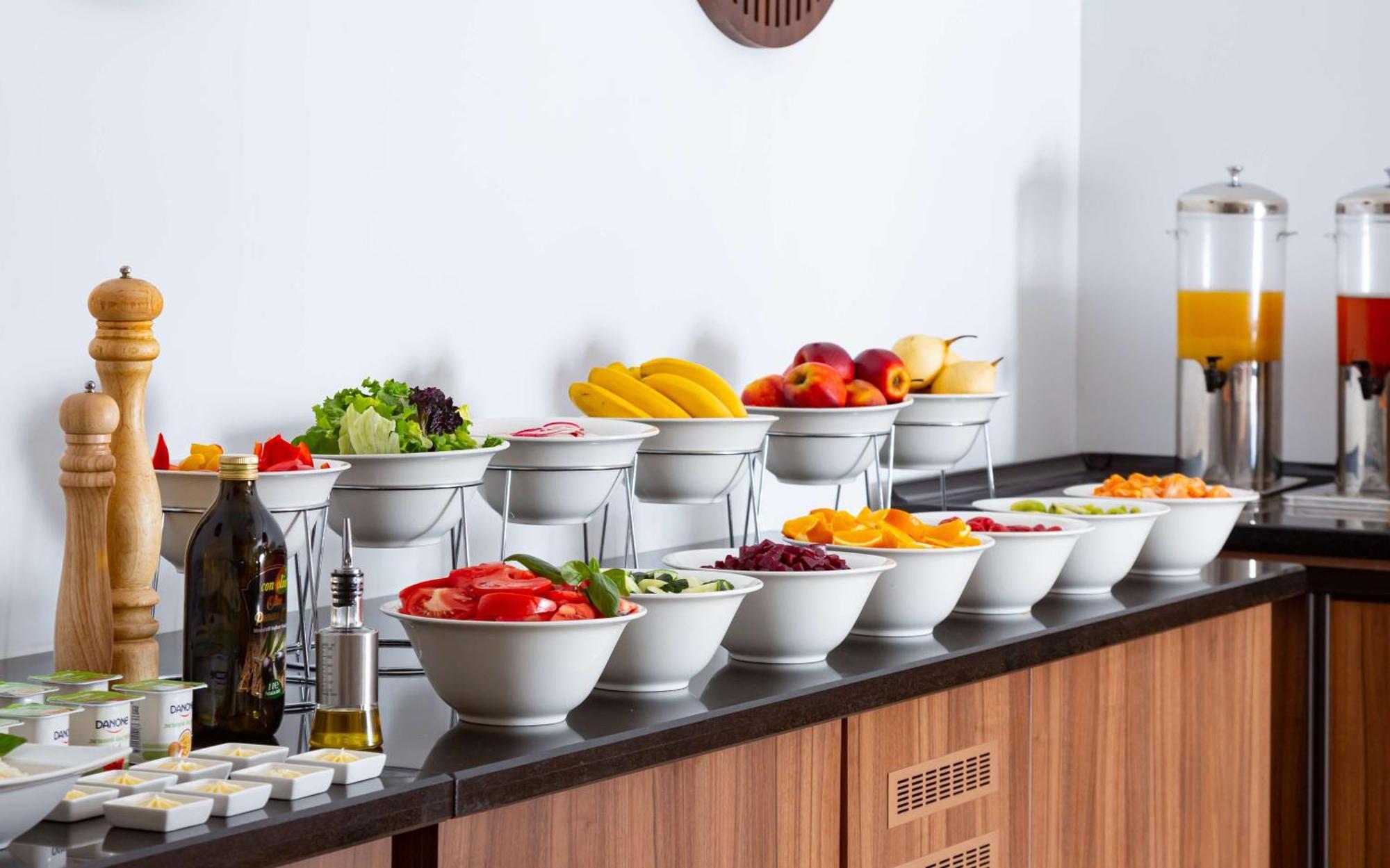Hotel Doubletree By Hilton Shymkent Esterno foto