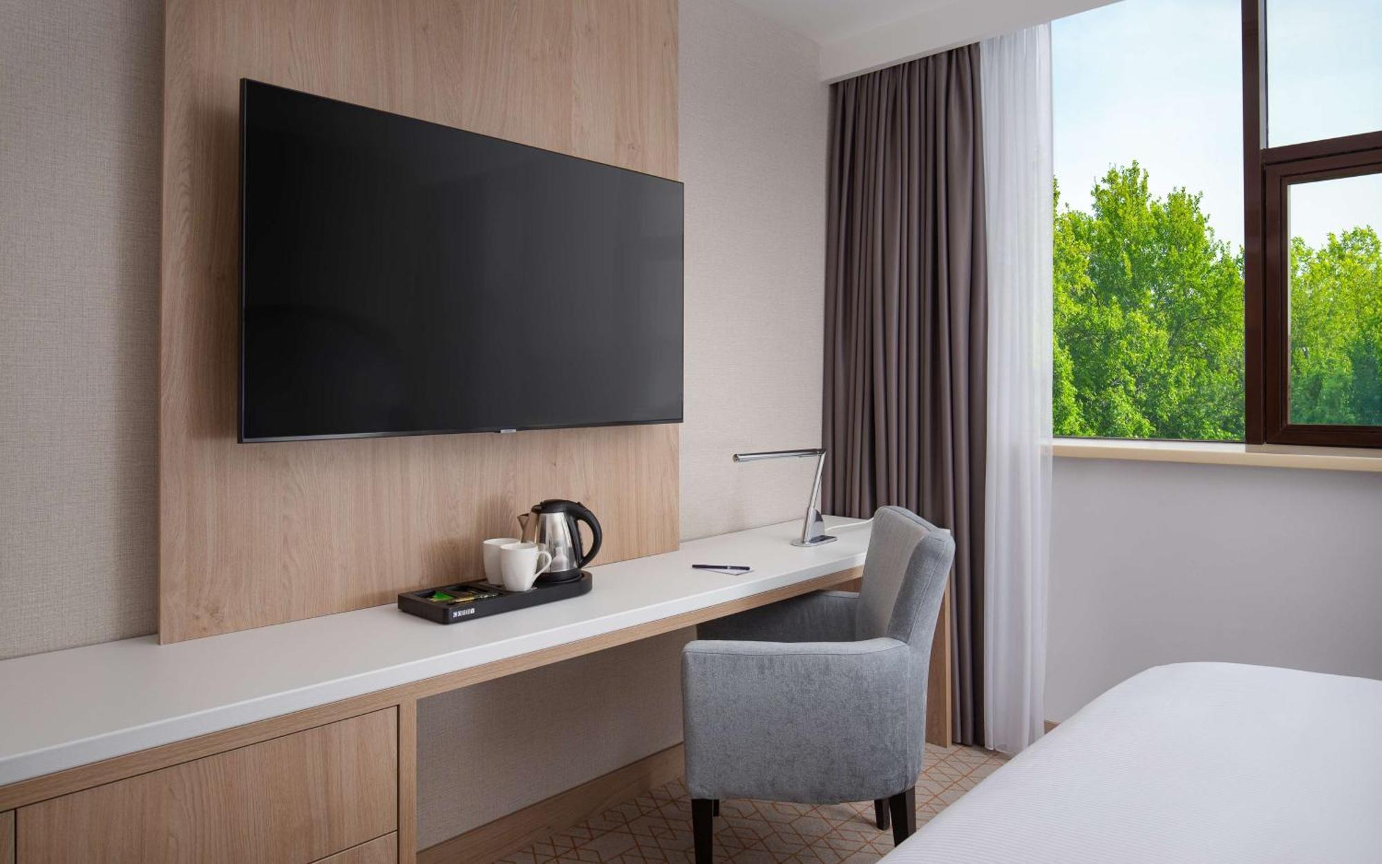 Hotel Doubletree By Hilton Shymkent Esterno foto