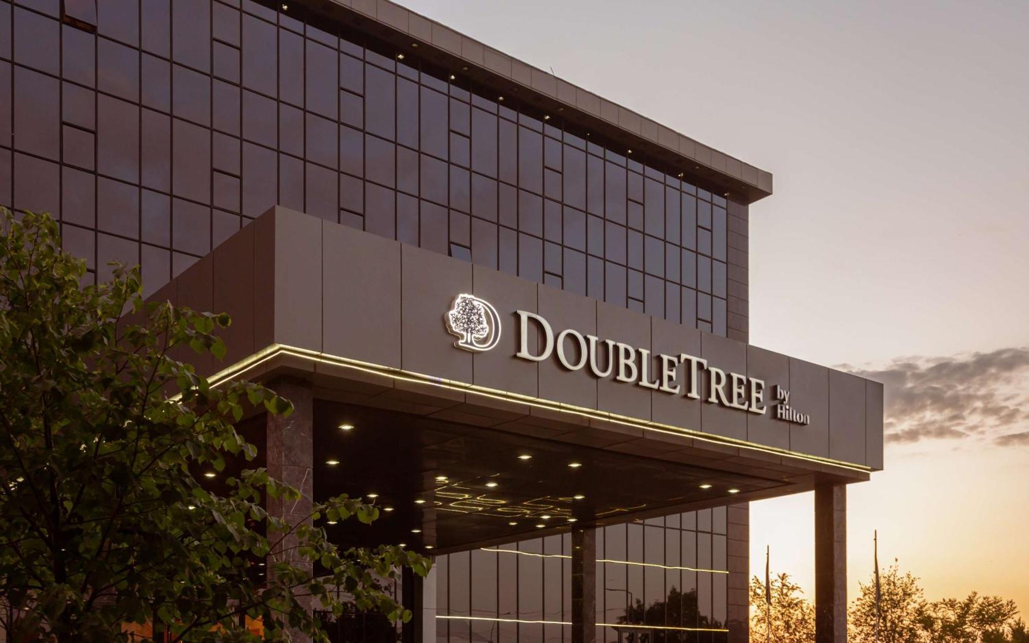 Hotel Doubletree By Hilton Shymkent Esterno foto