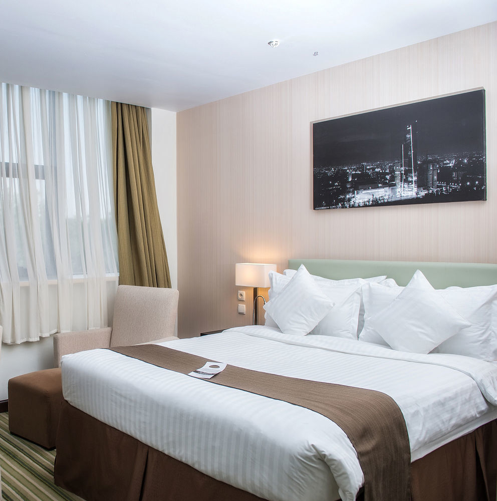 Hotel Doubletree By Hilton Shymkent Esterno foto