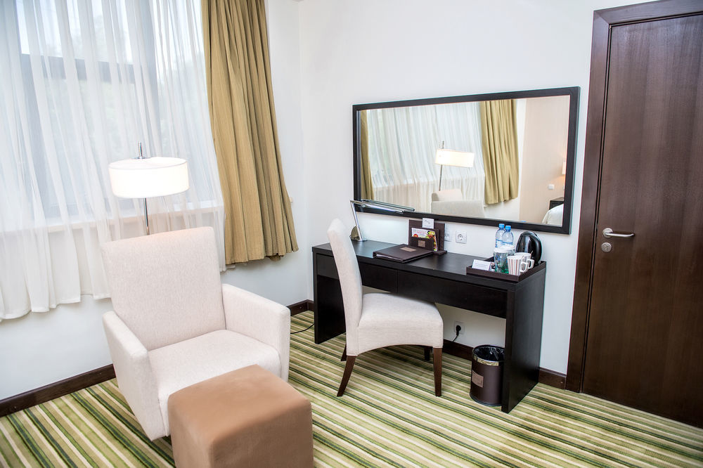 Hotel Doubletree By Hilton Shymkent Esterno foto