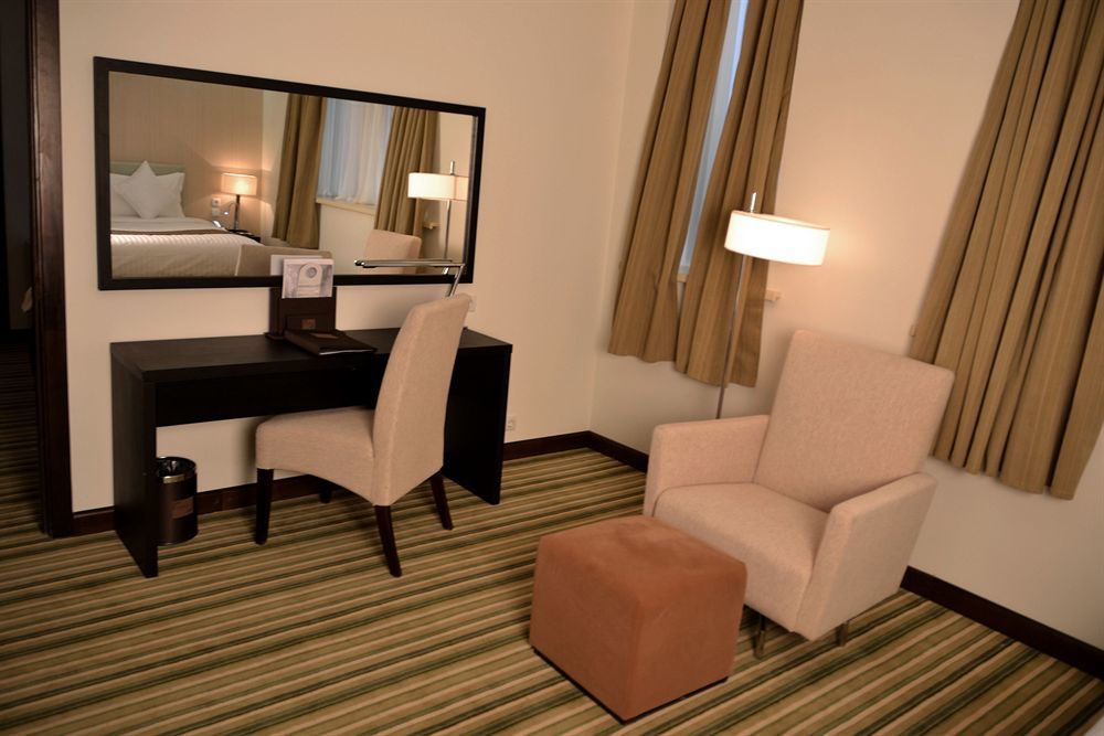 Hotel Doubletree By Hilton Shymkent Esterno foto